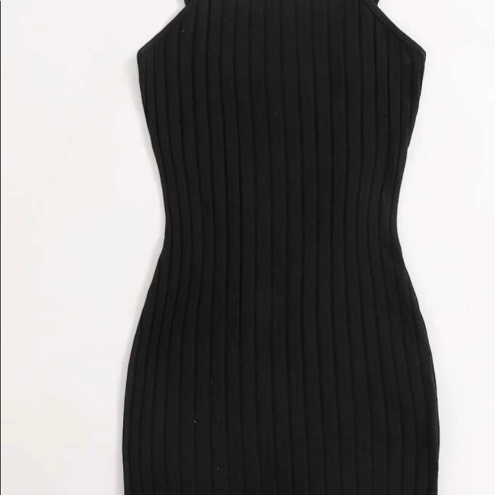 size: (xs) can also fit (s); black dress